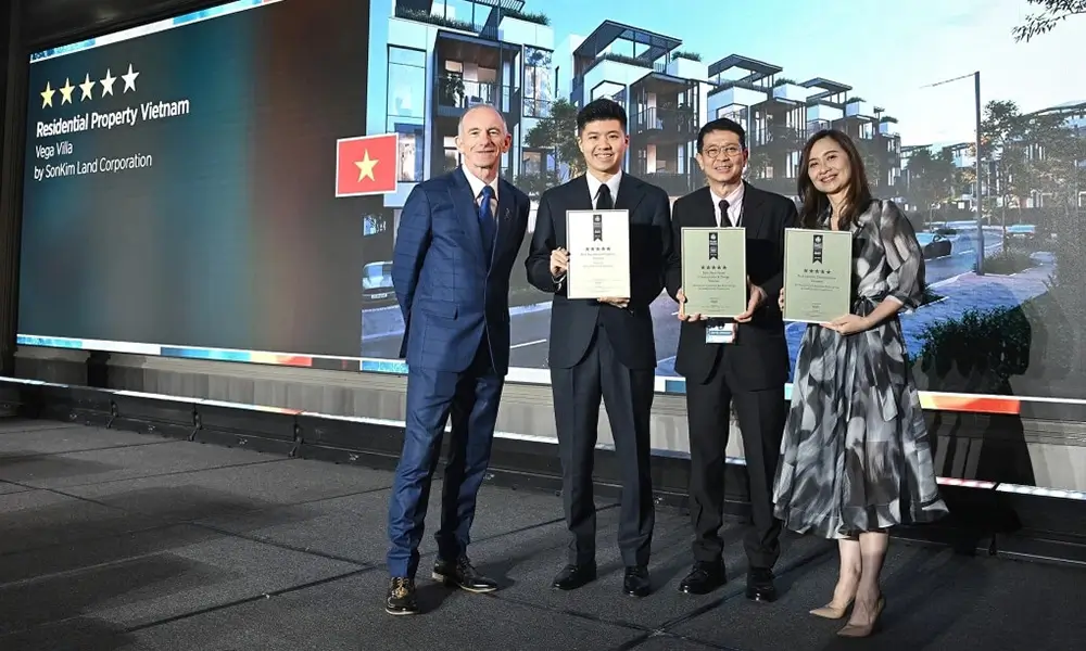 Đại diện SonKim Land nhận giải thưởng. Ảnh: SonKim Land